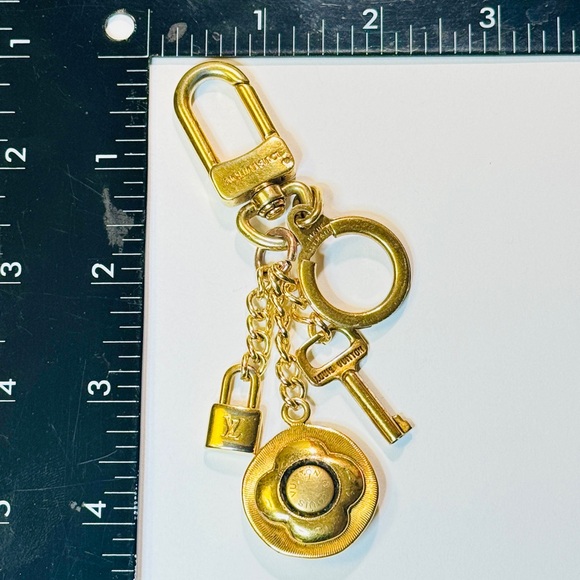 Louis Vuitton Gold Floral Key Holder - Picture 3 of 13